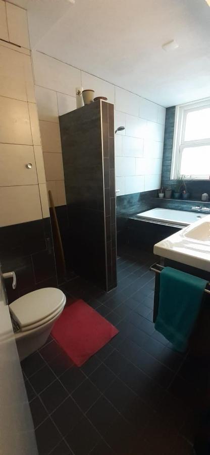 Charlotte, Not For Parties, Not A Hotel, Room With Shared Bathroom, No Kitchen Amsterdam Exterior photo