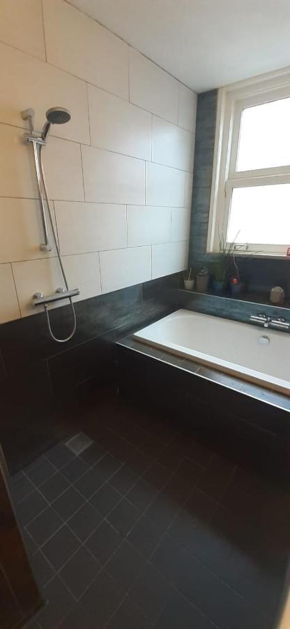 Charlotte, Not For Parties, Not A Hotel, Room With Shared Bathroom, No Kitchen Amsterdam Exterior photo