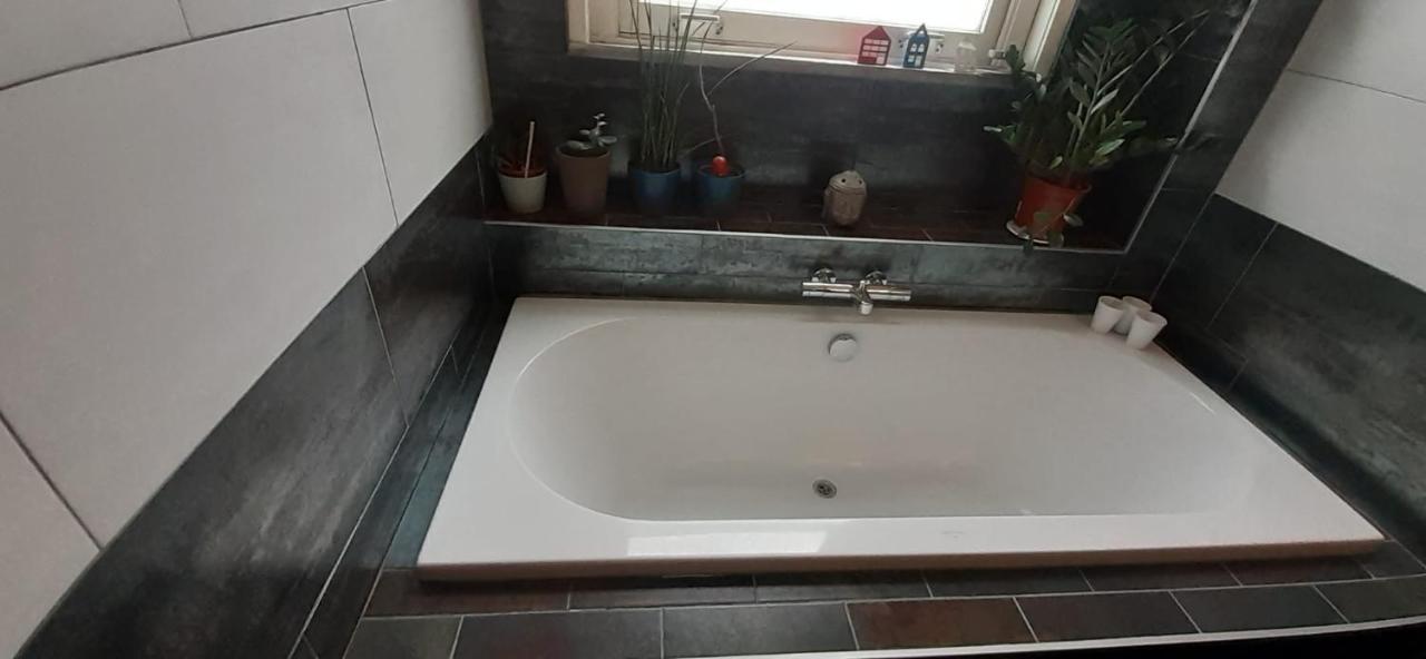 Charlotte, Not For Parties, Not A Hotel, Room With Shared Bathroom, No Kitchen Amsterdam Exterior photo